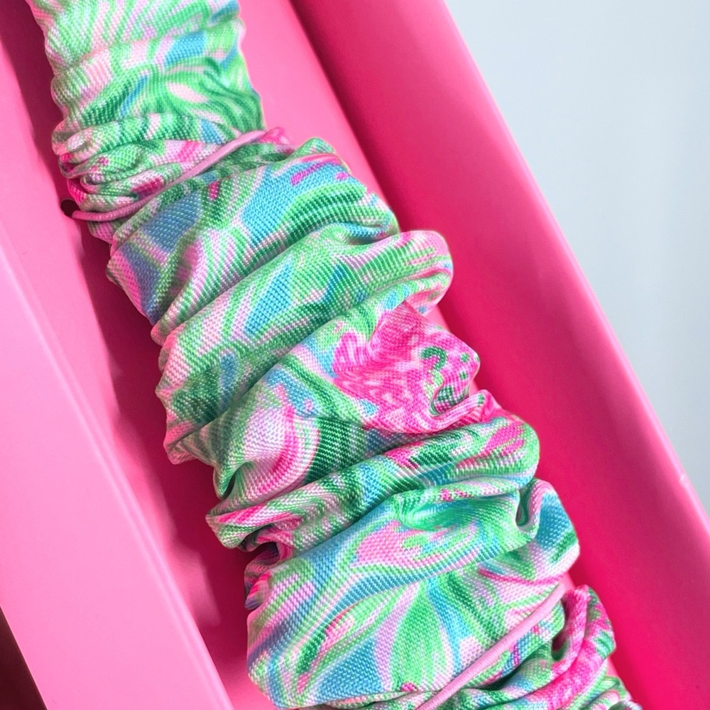 Lilly Pulitzer Coming in hot 38/40mm Scrunchie Apple Watch Band NWT - Picture 4 of 6